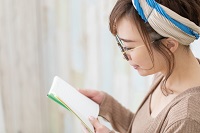 本を読む女性