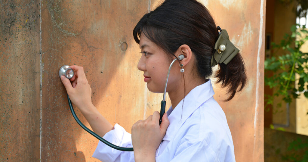 聴診器を使う学生